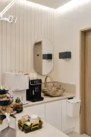 천연석 세면대가 포인트인 에스테틱 서비스존 인테리어